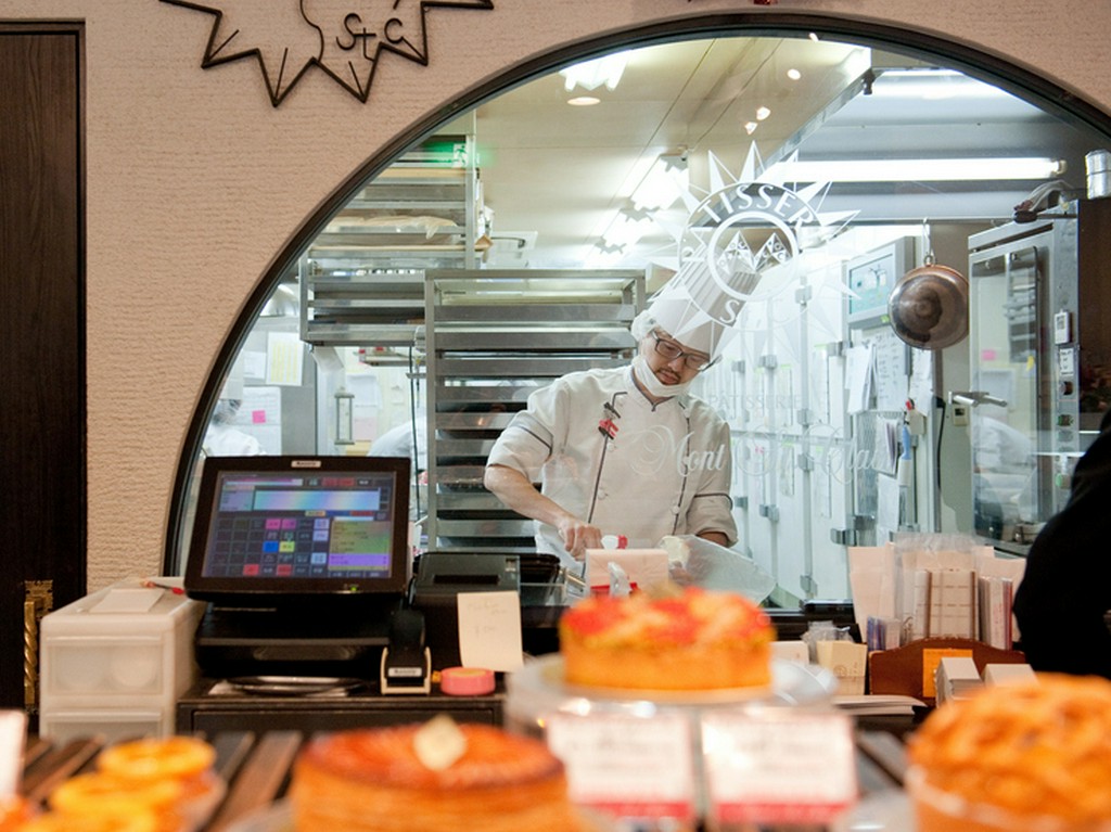 パティシエがスイーツをつくる姿が見えるガラス越しの厨房