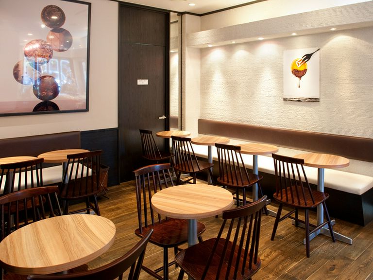 できたてスイーツをすぐ楽しめる全16席のイートインスペース