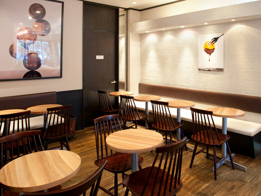 できたてスイーツをすぐ楽しめる全16席のイートインスペース