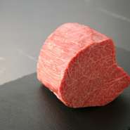 松阪牛の上品な甘み、とろけるような食感は極上のお肉ならでは。旬の野菜と共に、いろいろな味わいで楽しめます。