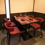 大理石テーブルと座り心地抜群のソファー椅子で、くつろぎながら上質なお肉を味わえる【ステーキ徳川】。ステーキとの相性がよいワインや日本酒が充実しており、接待や大切な方をお迎えしての会食などに最適です。