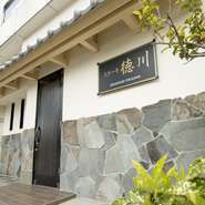 お城をイメージした入口を入ると、そこには大理石のカウンターに革張りの椅子が出迎えてくれます。席ごとにテーマの違う半個室も3室。2名から8名まで、柔軟に対応してくれます。デートや接待、家族での団欒に。