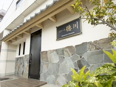 お城をイメージした外観に、和モダンでおしゃれな内装