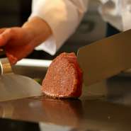 カウンター席では、シェフが豪快かつ繊細な技で、厳選された素材を見事に焼き上げてくれます。目の前で繰り広げられるパフォーマンスの臨場感に、自然と会話も弾んで、デートのムードも最高潮に。