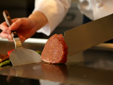 目の前でお肉を焼き上げるパフォーマンスが、素敵なムードを演出