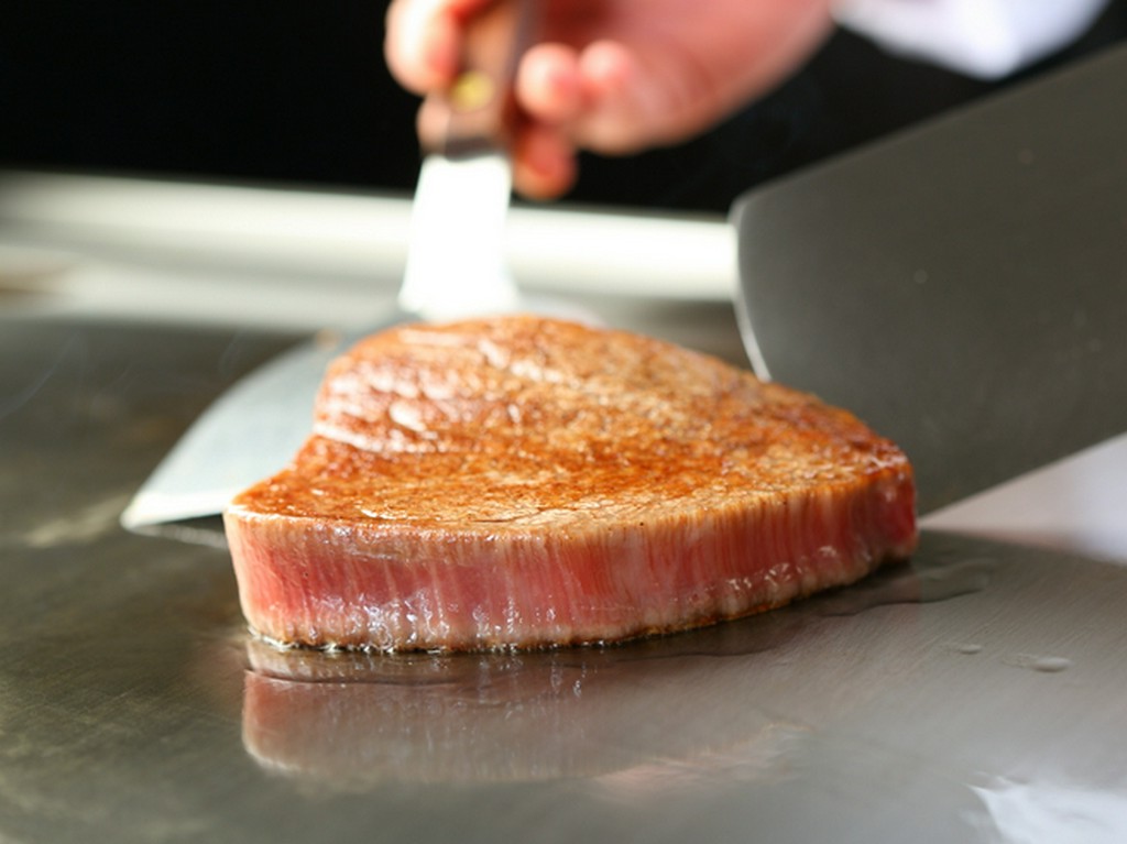 目の前で焼きあがる最高等級のステーキ