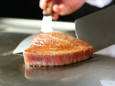 目の前で焼きあがる最高等級のステーキ