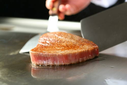目の前で焼きあがる最高等級のステーキ