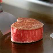 コースは、松阪牛又は黒毛和牛のどちらかを選択可能。上品な脂の甘み、口の中でとろけるような柔らかさをご堪能ください。ワインや日本酒にも力を入れており、ステーキと好相性のものを取り揃えております。