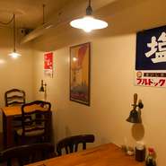 昭和時代の看板や小道具などが飾られた店内。注文の時には、鐘ベルを鳴らしてみてください。軽やかな音が、まるでタイムトリップの合図のよう。レトロな趣の空間で、リラックスしながら過ごせます。