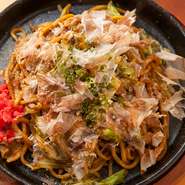 もっちりとした麺は、製麺業者から仕入れているというオリジナルの太麺。コクのあるソースと良く絡み、深い味わいが口の中に広がります。出汁へのこだわりが感じられるお好み焼き料理も、風味豊かな絶品メニュー。