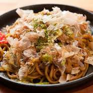 ほどよい辛みの中にも、しっかりとしたコクが感じられる焼きそばです。食べ応えのある、もちっとした太麺は製麺業者から仕入れているオリジナル。麺が切れずソースと良く絡み、豊かな味わいを口の中へと運びます。