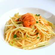 生ウニしか使ってない！どこを食べてもうに！！生うにのぺペロンチーノは1周年記念特別コースだけの特別メニュー。この他、京都伝統野菜や築地より仕入れた季節の旬を盛り込んだパスタもご用意。