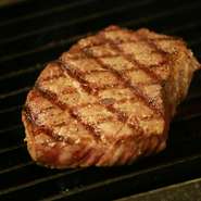 A5佐賀牛の炭火焼グリルがメイン！前菜には天使の海老や生マグロとトリュフ、季節野菜のバーニャカウダをご用意。人気のズワイ蟹のトマトクリームパスタや本からすみとアサリのパスタなど充実のメニュー。