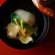 伝統と時代の好む味わいを、『京料理会席』全7品に融合。かつおと昆布のだしだけでなく魚介のスープを用いたり、椀だねを太白胡麻油で揚げて、その旨みをギュと凝縮させるなど、新しい手法も駆使しています。