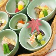 昼のみの『花籠御膳』は梅の花をかたどった籠に、炊き合わせや焼き物、和え物、油物など、季節の会席の一品を6種並べて。また節分や雛祭りなど行事をイメージし、少し軽めの会席『季節膳』も女性向きです。