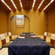 老舗であり、京の名家の婚礼や法事料理を担当してきた同店。大小の座敷が揃い、最大80名まで利用可。結納、お宮参り、七五三、慶事・法事とあらゆる場面で利用できます。経験を積んだ仲居さんも頼りになる存在。