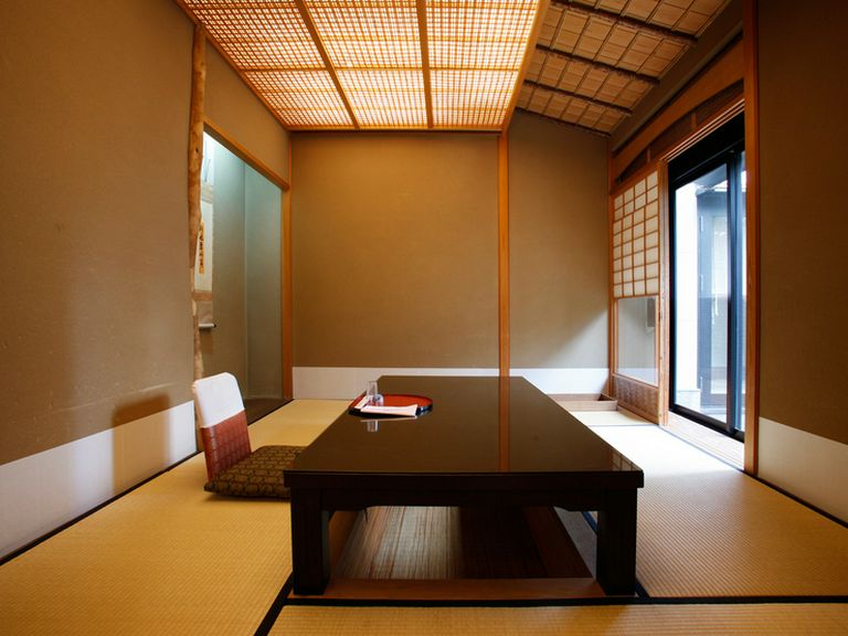 ゆったりとした数寄屋造りの座敷から庭を望みつつ