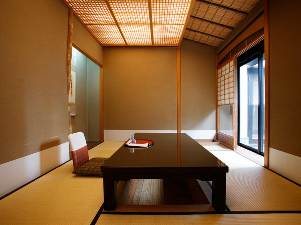 ゆったりとした数寄屋造りの座敷から庭を望みつつ