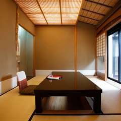 ゆったりとした数寄屋造りの座敷から庭を望みつつ