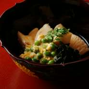 高級魚専門の料理屋だった歴史から魚介は、主人の目利きですべてを揃えています。野菜は京野菜を中心に、例えばたけのこなら九州から地元・西山産など、産地名にこだわらず、そのとき最良のものを用います。
