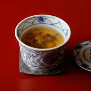 コースの1品目は、すっぽんスープで上品に仕立てた茶碗蒸し。具はすっぽんの身とトリュフという贅沢さ。