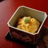 すり下ろした聖護院蕪に黄身を加えてコクをプラス。ふわっとした中に、道明寺粉のつぶつぶがアクセント。