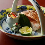 焼物『ぐじ』は一塩ではなく、秘伝のだしに半日ほど漬けて干し、旨みを凝縮させて焼き上げます。皮ははがしておき、一度揚げてから焼き、身にのせて提供。うろこが気にならずパリッとした皮の香ばしさも格別です。