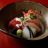 京野菜は選び抜いたものだけを使うなど食材はどれもこだわっていますが、歴史的にも特に魚介はいいものを仕入れています。中央市場で厳選するほか、鯛など主な魚介は明石を中心に瀬戸内産、ぐじは九州産が中心です。