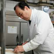 店の性質上、お二人、団体様、気軽な会食からご接待など本当にいろいろなお客様がおいでになりますので、何よりTPOに応じたおもてなし、料理を出すタイミングに心を砕いております。
