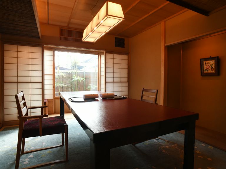 ぞれぞれにしつらえの異なる部屋と多彩な会席料理