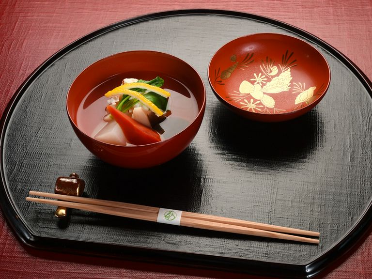 自慢のだしが香る『煮物椀』より。味わいも彩りも繊細に