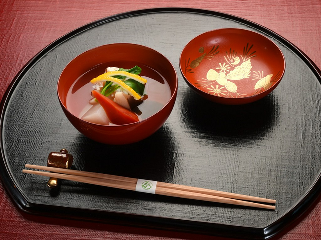 自慢のだしが香る『煮物椀』より。味わいも彩りも繊細に