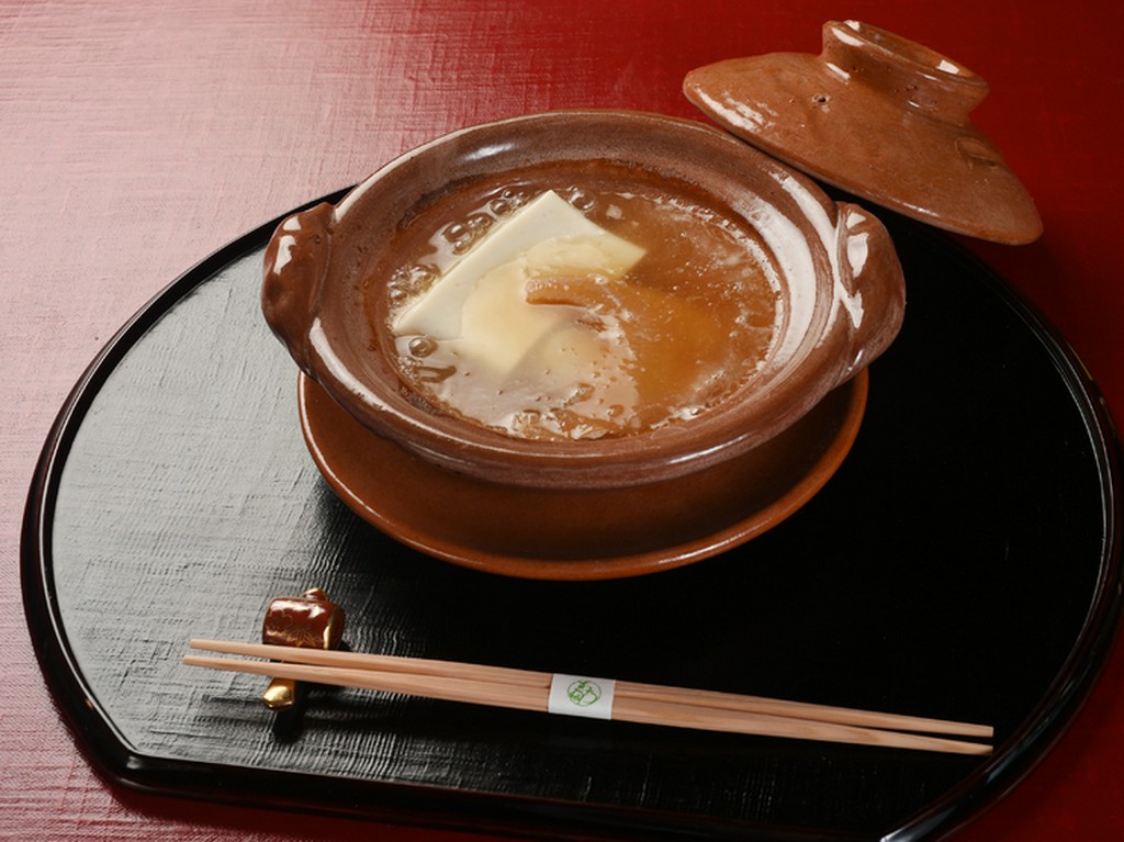 当店のスぺシャリテとも言える一品『フカヒレと胡麻豆腐のお鍋』