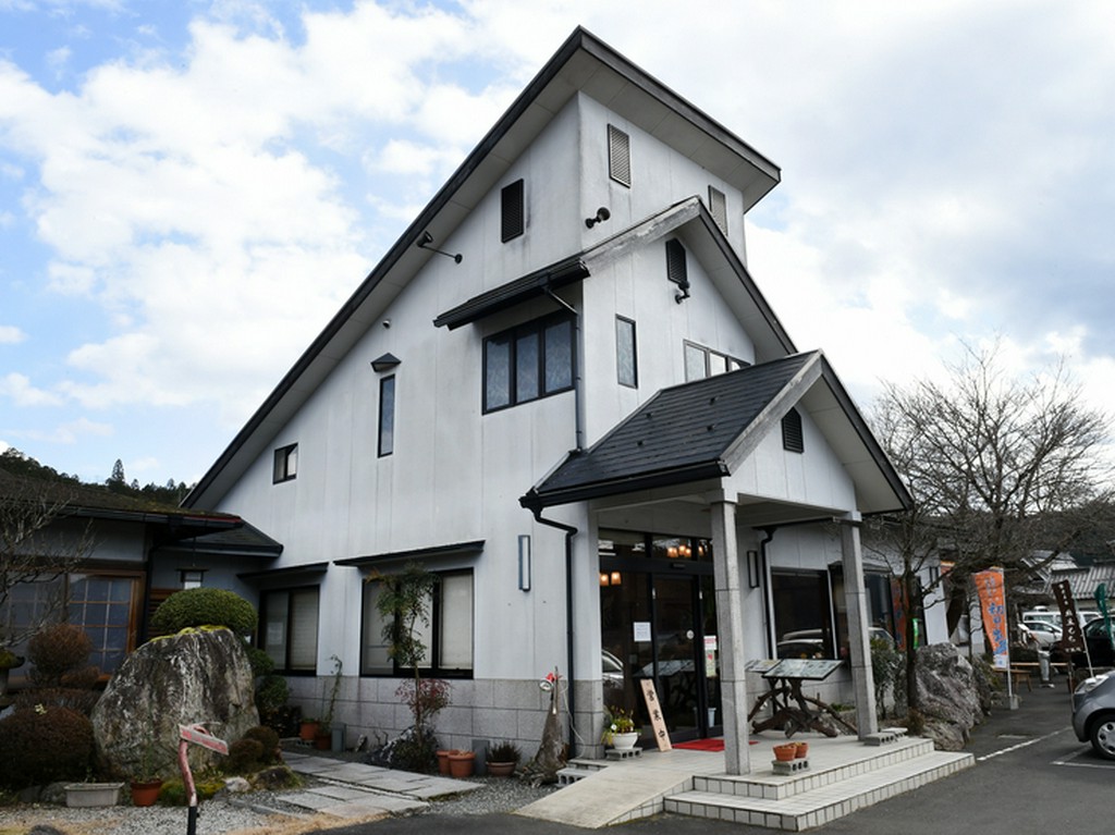 店がある国道は、海へ向かう家族旅行にもよく使われる抜け道