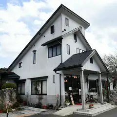 店がある国道は、海へ向かう家族旅行にもよく使われる抜け道