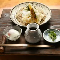 美山地鶏の温玉付『三国納豆ととろろ芋のそば（冷やしぶっかけ）三国納豆湯葉包みの天ぷらのせ』