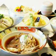 メインの料理を以下よりお選び頂きます。
ビーフシチュー
中華風豚角煮
ハマチカマ焼き
鯛兜煮