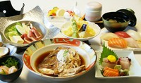 お食事に握り寿し五貫とデザートにアイスも付いた大満足の
プチ贅沢御膳です。
メインの料理を以下よりお選び頂きます。
ビーフシチュー
中華風豚角煮
ハマチカマ焼き
鯛兜煮