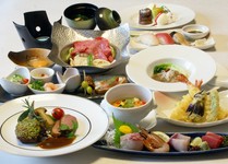 ご法要会席はご予算の応じてご用意出来ます。
赤飯、散らし寿司等もご用命下さい。