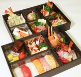 会席料理のフルコースをご自宅で！
ハレの日や大切な方・ご親戚のお集まりの席のおもてなしに大満足の会席弁当です。
配達も致しますので予約の際ご相談ください。