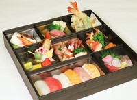 慶弔のご親戚のお集まりや商談のご接待の席のおもてなしに皆様大満足の彩り会席弁当です。