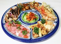 吉風の和洋中の料理を品数豊富に詰め込みました。
ご家族、ご友人のちょっとしたお集まりにいかがでしょうか。