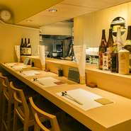 店主が試飲して美味しいと思う、あるいは料理に合うと思う日本酒が、6種類以上揃います。焼酎も有名な銘柄も含め、10銘柄以上。ビールは、店主が絶賛する『アサヒ熟選』を、最高の状態で提供してくれます。