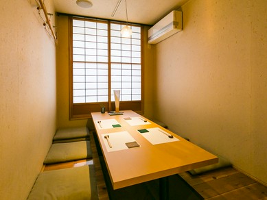 こじんまりとして上質な空間は、小規模な接待や会食に最適
