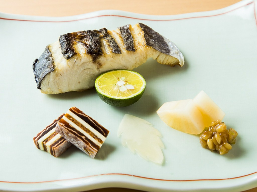 焼き立てのふんわりとした食感が楽しめる、旬魚の『さわら塩焼』