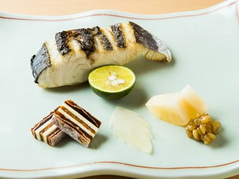 焼き立てのふんわりとした食感が楽しめる、旬魚の『さわら塩焼』