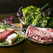 土の状態から丁寧に考え野菜づくりをしている「ひらひら農園」や「倭鴨」、「大和牛」など食材に恵まれている奈良県。定番だけでなく、素材の持ち味をそれぞれに生かした季節のメニューも楽しめるお店です。