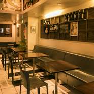 会話の弾むひとときを楽しみたいデートにおすすめです。その日の気分や過ごし方に合わせ選べる雰囲気の違う2フロア。少しずつシェアしたり、ワインを中心にタパス感覚でオーダーしたり夜遅くまで過ごせます。