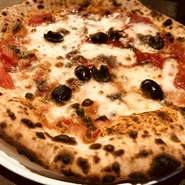 トマトソース、アンチョビ、ケーパ、オリーブ、モッツァレラ